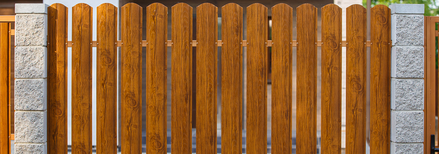 штакетник металлический под светлое дерево