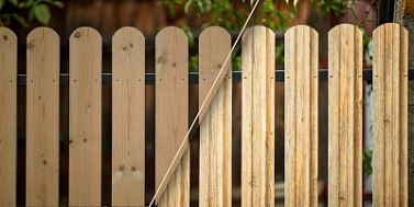 Металлический или деревянный штакетник: что выбрать для забора  — экспертное руководство
