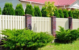 Почему забор белого цвета становится трендом среди современных ограждений?