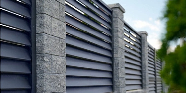 Преимущества забора-жалюзи: экспертный разбор конструкции, характеристик и выбора